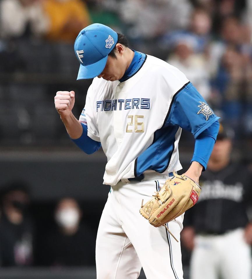 ９回、勝利をあげ、ガッツポーズをする田中正（撮影・中島達哉）