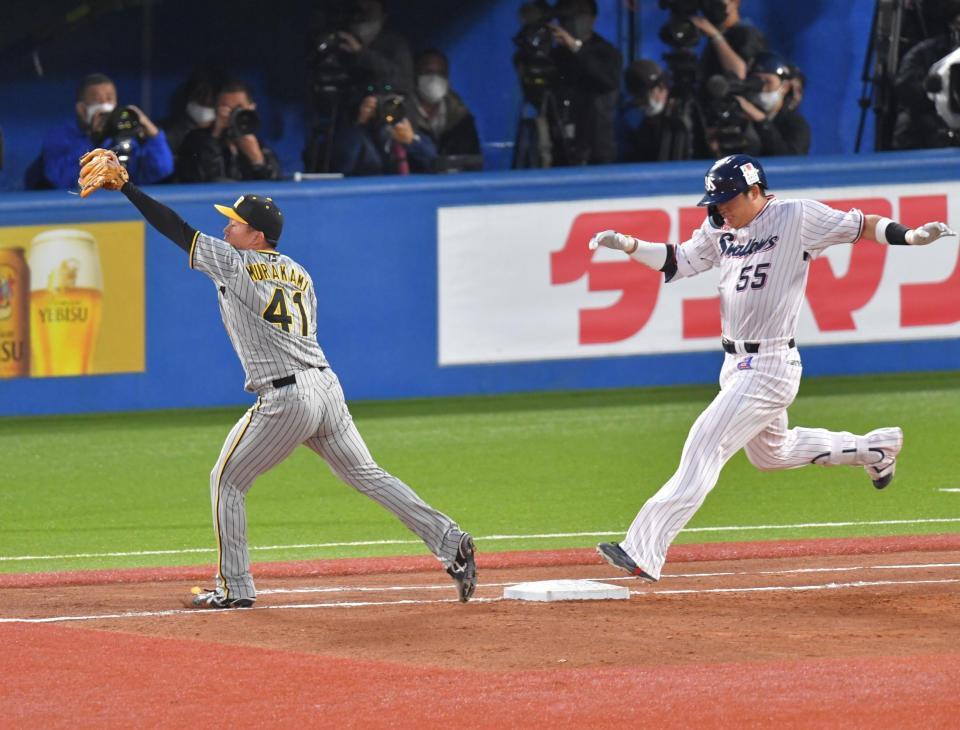 　２回、村上の二塁への打球でベースカバーに入った村上（左）の足がベースを離れるも判定はアウトに（撮影・西岡正）