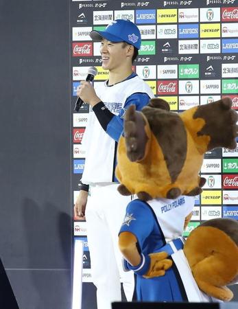 　お立ち台で笑顔を見せる矢沢（撮影・中島達哉）