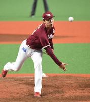 　力投する荘司（撮影・三好信也）