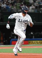 　７回、中前打を放つ西川（撮影・三好信也）