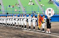 　閉会式でダイヤモンドを一周する明徳義塾ナイン