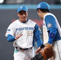 　５回、三森を一ゴロに抑え、谷内（右）とタッチを交わす宮内（撮影・中島達哉）