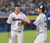 　６回を投げ終え、笑顔でナインとタッチを交わす吉村（左）＝撮影・西岡正