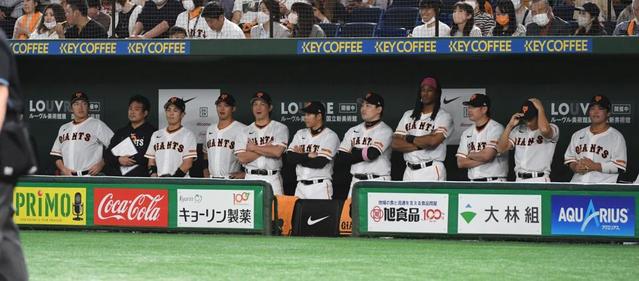 巨人の控え選手がベンチ後列にズラリと整列 あまりにも異様な光景 昨年