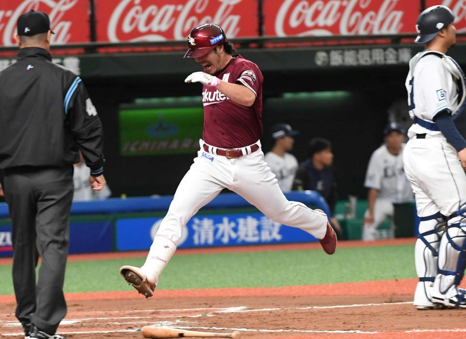 　７回、左越えの打球が左翼・ペイトンの負傷もあってランニングホームランとなった島内（撮影・三好信也）