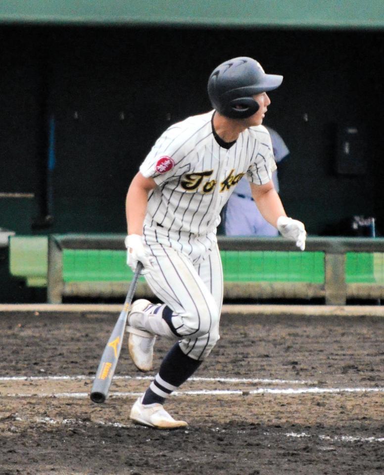 左翼への二塁打を放つ東海大相模・及川将吾