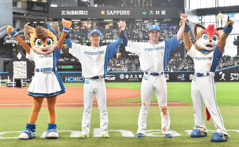 　ヒーローインタビューを終え、ポーズを決める（左から）矢沢と松本剛（撮影・中島達哉）