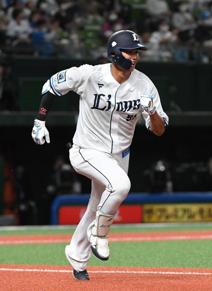 　７回、中前打を放つ西川（撮影・三好信也）