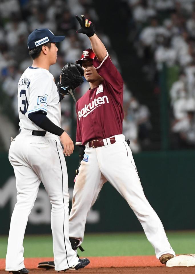 　延長１０回、右越えに適時２塁打を放ちベース上でポーズをとる西川（撮影・三好信也）