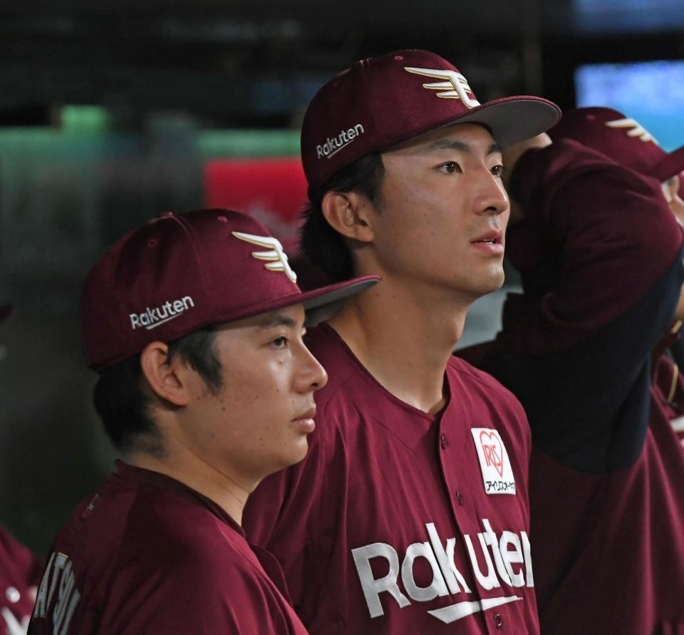 　延長１０回、試合の行方をベンチで見守る荘司（右）と松井裕（撮影・三好信也）