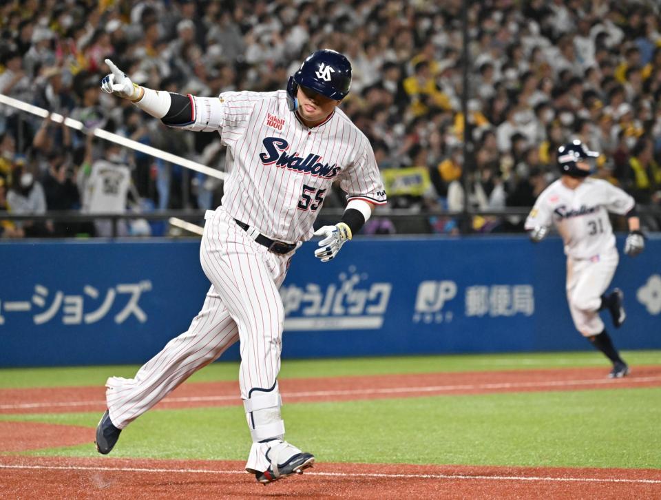 　５回、左前適時打を放ちポーズを取る村上