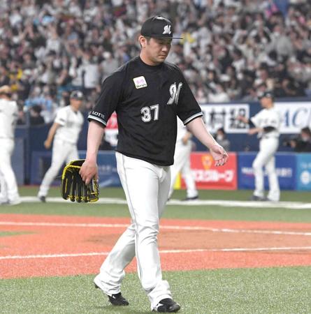 　延長１１回、サヨナラ負けを喫し、足早に引き揚げる小野（撮影・北村雅宏）