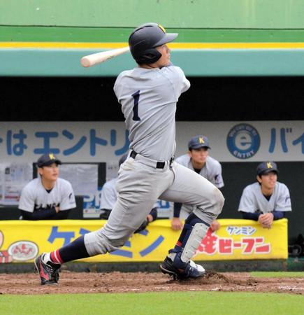 　５回、左中間へ二塁打を放った関大・有馬諒