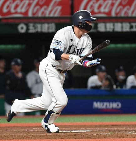 　９回、代打で登場し同点の中前適時打を放つ栗山（撮影・三好信也）