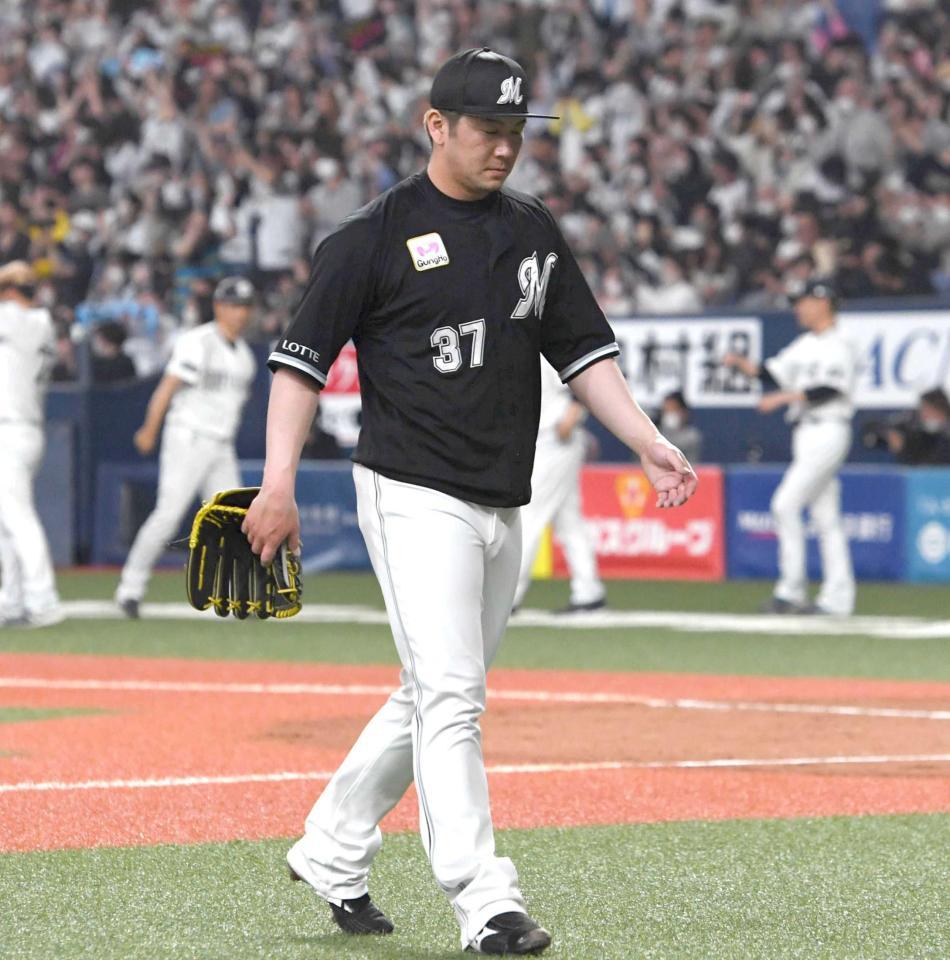 　延長１１回、サヨナラ負けを喫し、足早に引き揚げる小野（撮影・北村雅宏）