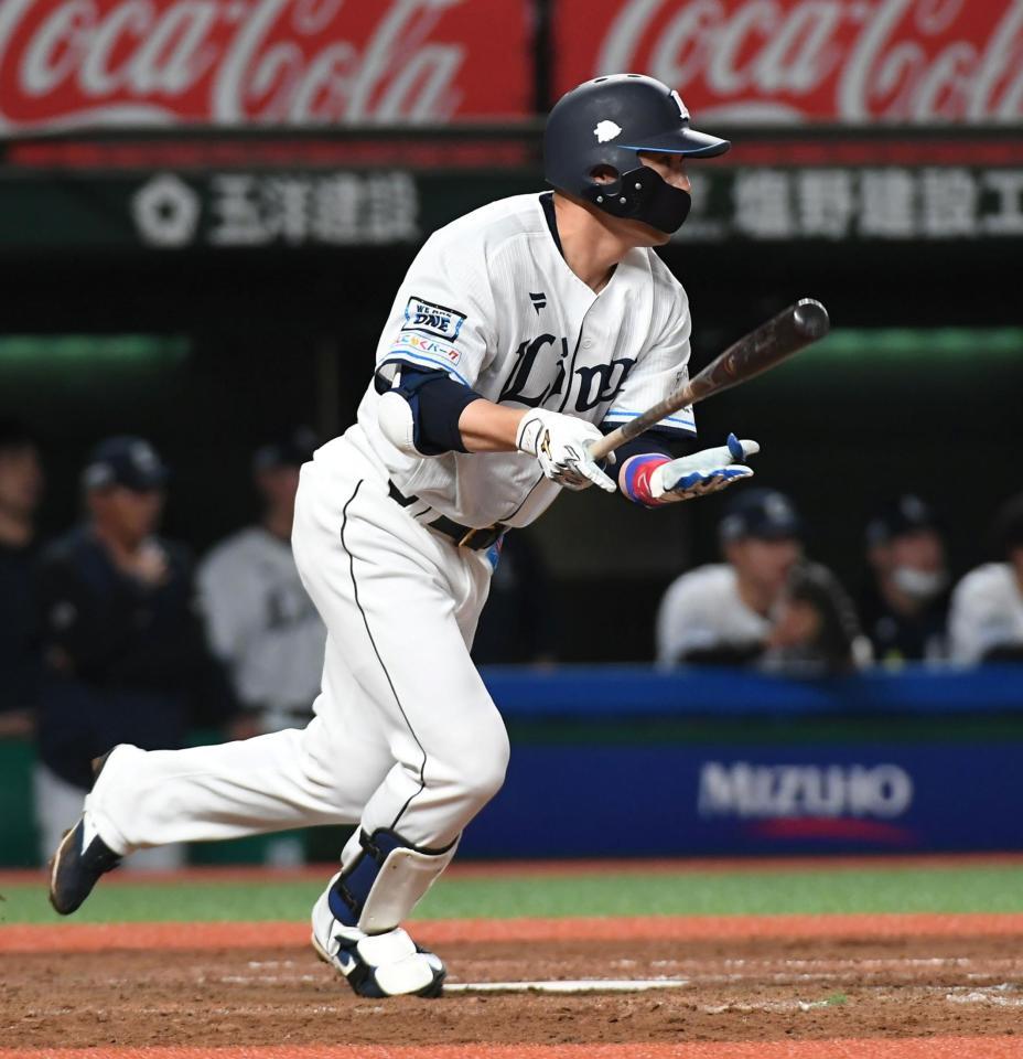 　９回、代打で登場し同点の中前適時打を放つ栗山（撮影・三好信也）