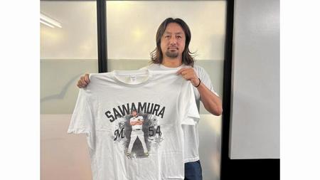 　腕組みポーズＴシャツを手に持つ沢村（球団提供）