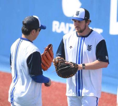 　練習中、山崎（左）とグラブを交換するバウアー（撮影・伊藤笙子）