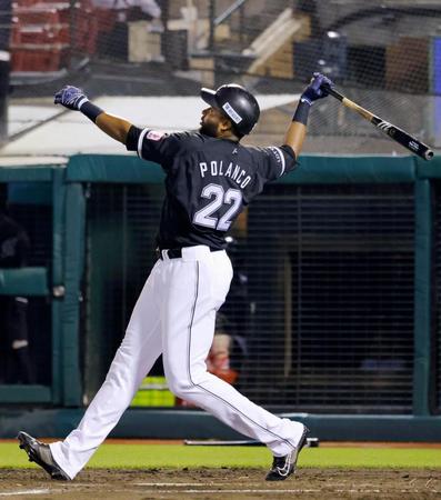 　４回、２号ソロを放つポランコ