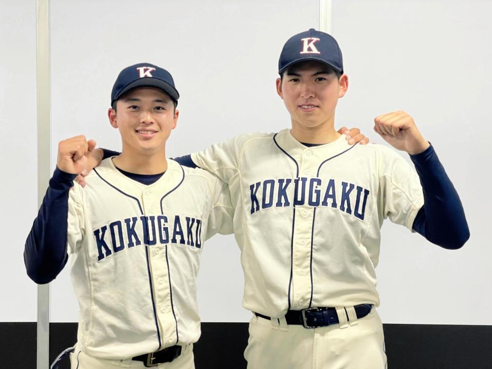 　八回にダメ押しの２ランを放った吉川育真（左）と５安打で完封勝利を挙げた武内夏暉