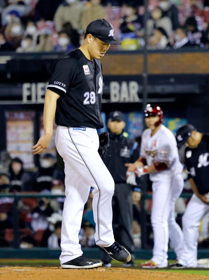 　５回、炭谷（奥）に適時打を許した西野