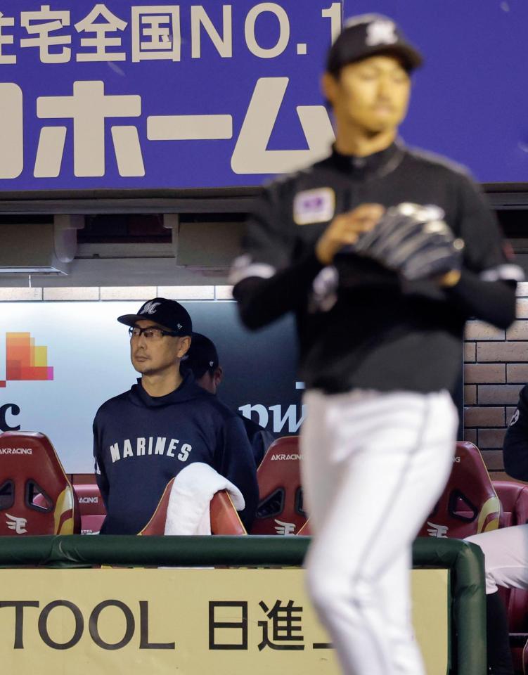 　８回、唐川（右）が２失点し、ベンチでさえない表情の吉井監督
