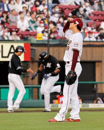 　１０回、ロッテのポランコ（奥右）に２ランを浴びた内