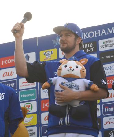 　お立ち台で「横浜シカ勝タン！」と声を上げたバウアー（撮影・伊藤笙子）