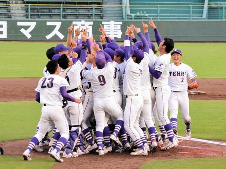 　５連覇を果たし、喜びを爆発させる天理大ナイン