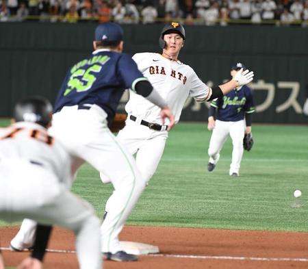 　４回、坂本の中前安打で一走・秋広が三進する（撮影・佐藤厚）