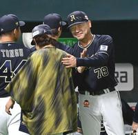 　ソフトバンクに勝って単独首位。宮城（左）をねぎらう中嶋監督