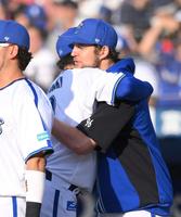 　試合を締めた山崎（左）と抱き合うバウアー（撮影・伊藤笙子）