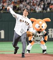 巨人OB・松井秀喜氏が始球式に登場で大歓声 背番号55継承の