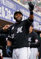 　１０回、決勝となる２ランを放ちベンチ前でポーズをとるポランコ