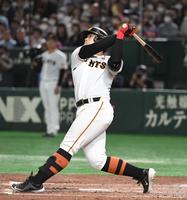 　４回、岡本和は左越えに３号３ランを放つ（撮影・佐藤厚）