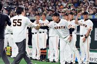 　松井秀喜氏（左）に手を差し伸べる原監督（撮影・佐藤厚）