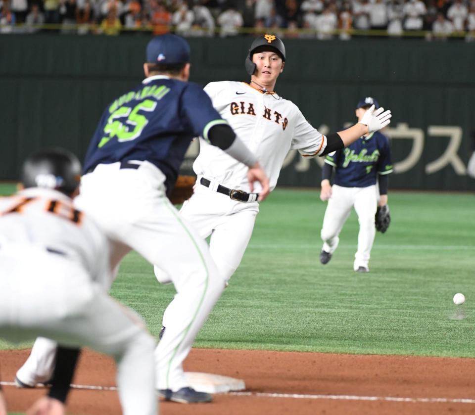 　４回、坂本の中前安打で一走・秋広が三進する（撮影・佐藤厚）