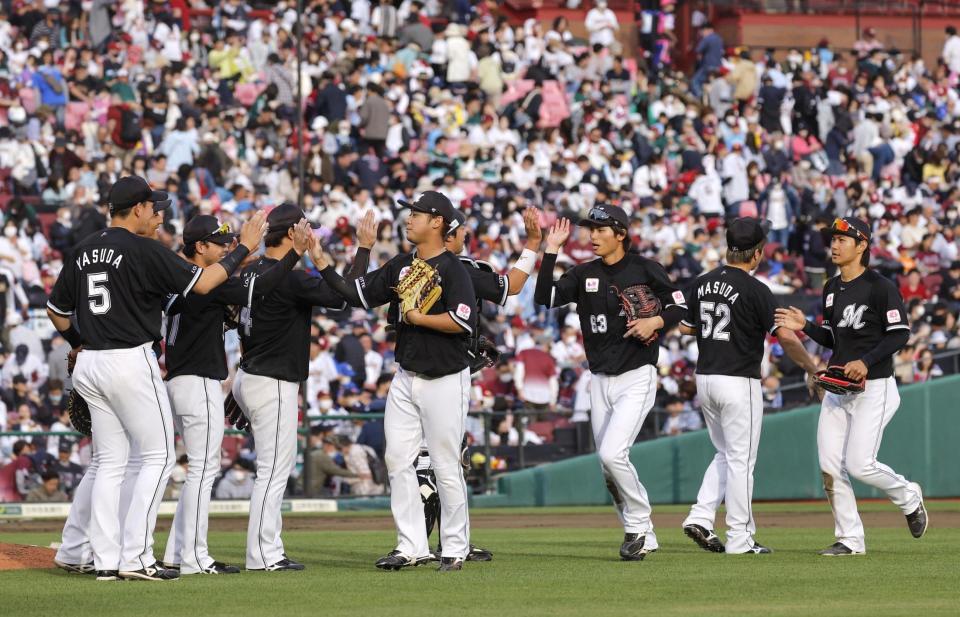 　楽天に勝利し、タッチを交わすロッテナイン