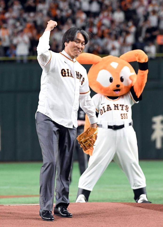 　投球後、ガッツポーズする松井秀喜氏（撮影・佐藤厚）