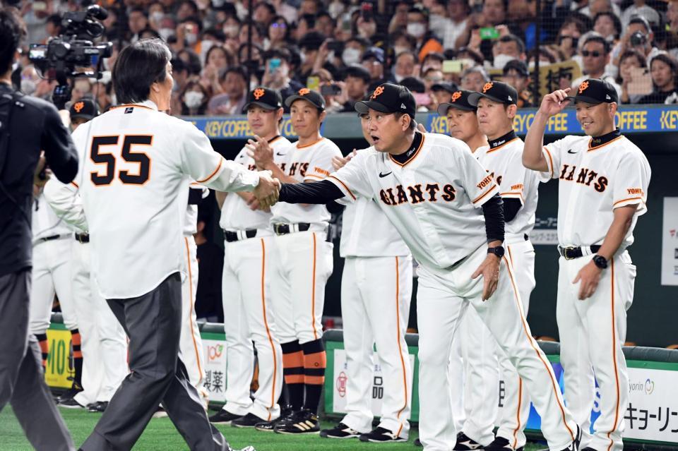 　松井秀喜氏（左）に手を差し伸べる原監督（撮影・佐藤厚）