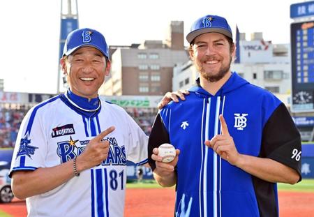 　来日初登板初勝利を挙げたバウアー（右）は三浦監督と記念撮影