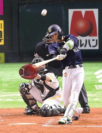 　２回、左越えに３号３ランを放つ中川圭（撮影・西田忠信）