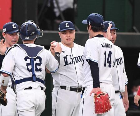 　３勝目を挙げウイニングボールを渡される平良（中央）＝撮影・園田高夫