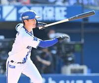 　５回、右翼線に同点打を放つ大和（撮影・西岡正）