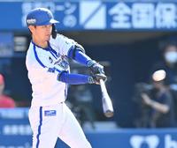 　５回、右翼線に同点打を放つ大和（撮影・西岡正）