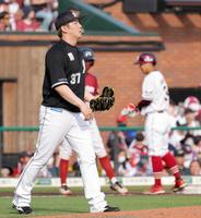 　７回、山崎（右）に適時三塁打を許した小野