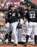 　５回途中、降板する森（手前左）