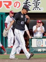 　５回、山崎に適時打を許した鈴木