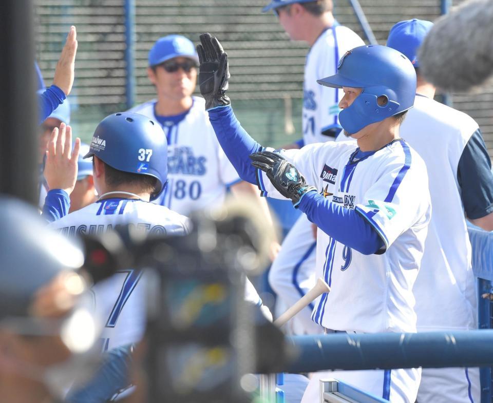 　５回、同点打を放ち、ナインに祝福される大和（右）＝撮影・西岡正